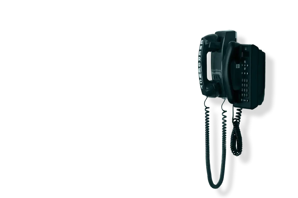 zwei alte Tastentelefone, die an einer Wand montiert sind